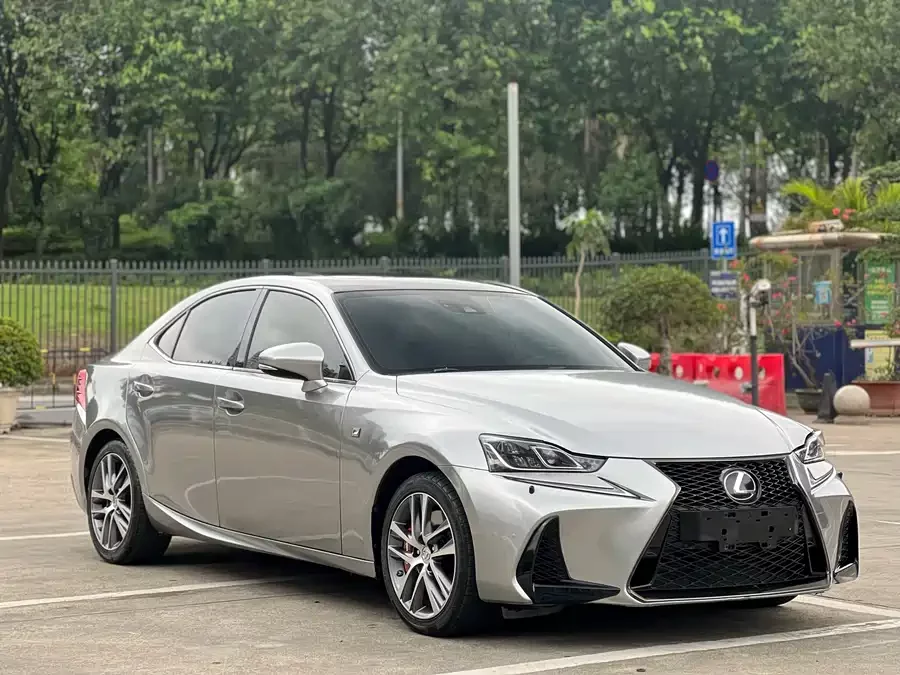 Lexus IS