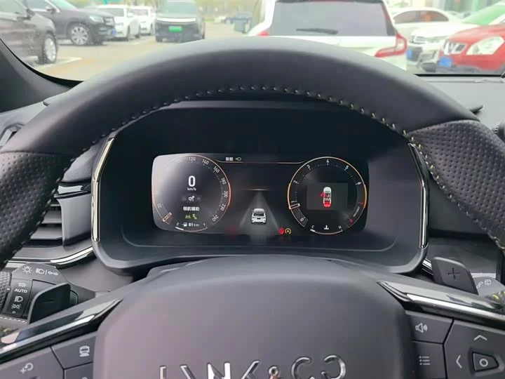 Lynk & Co 06