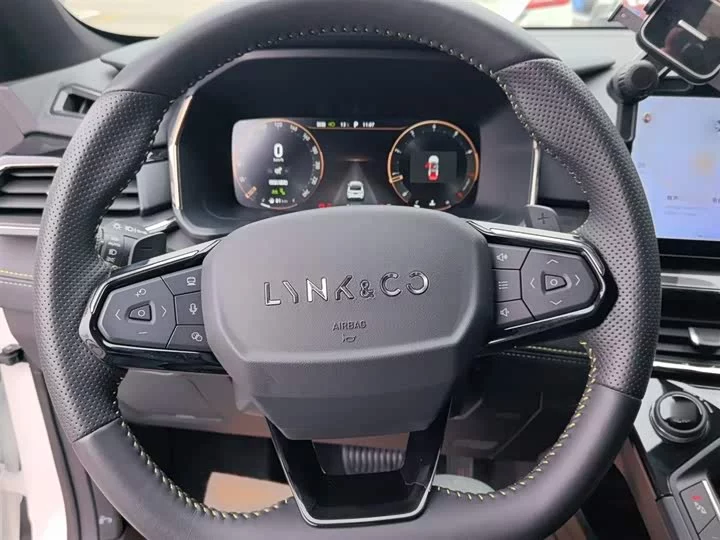 Lynk & Co 06