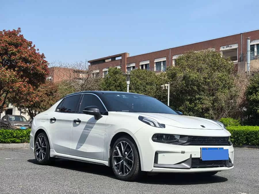 Lynk & Co 03