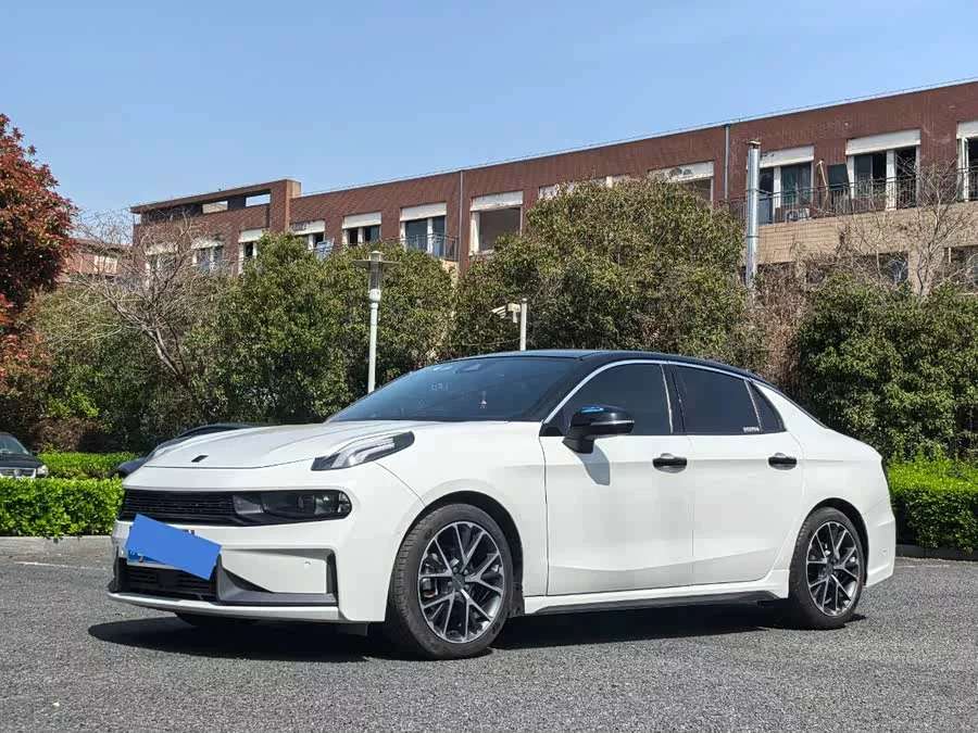 Lynk & Co 03