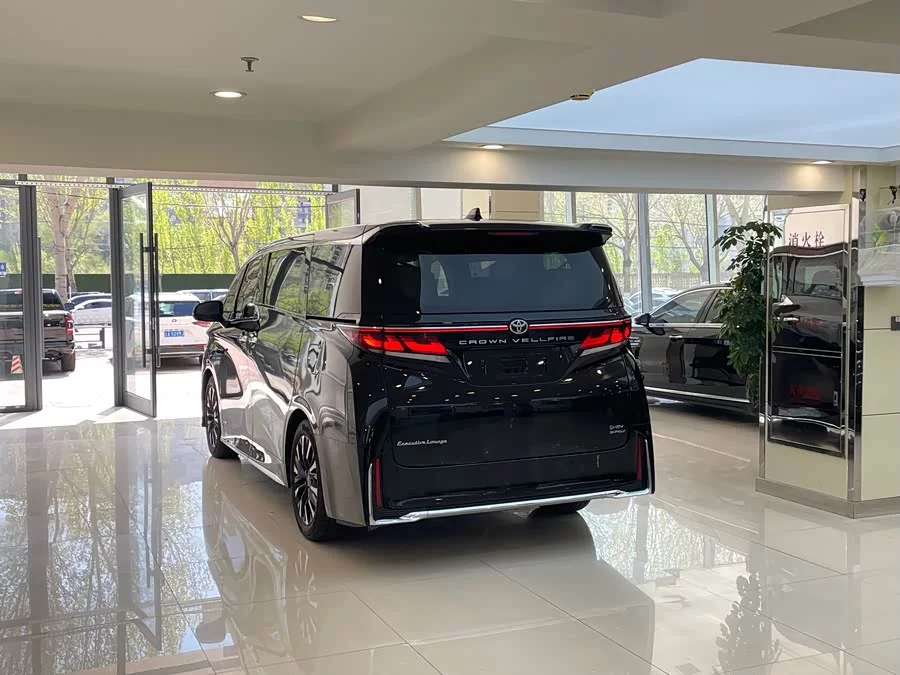 Toyota Crown Vellfire