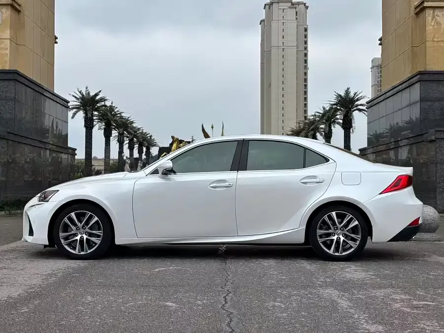 Lexus IS