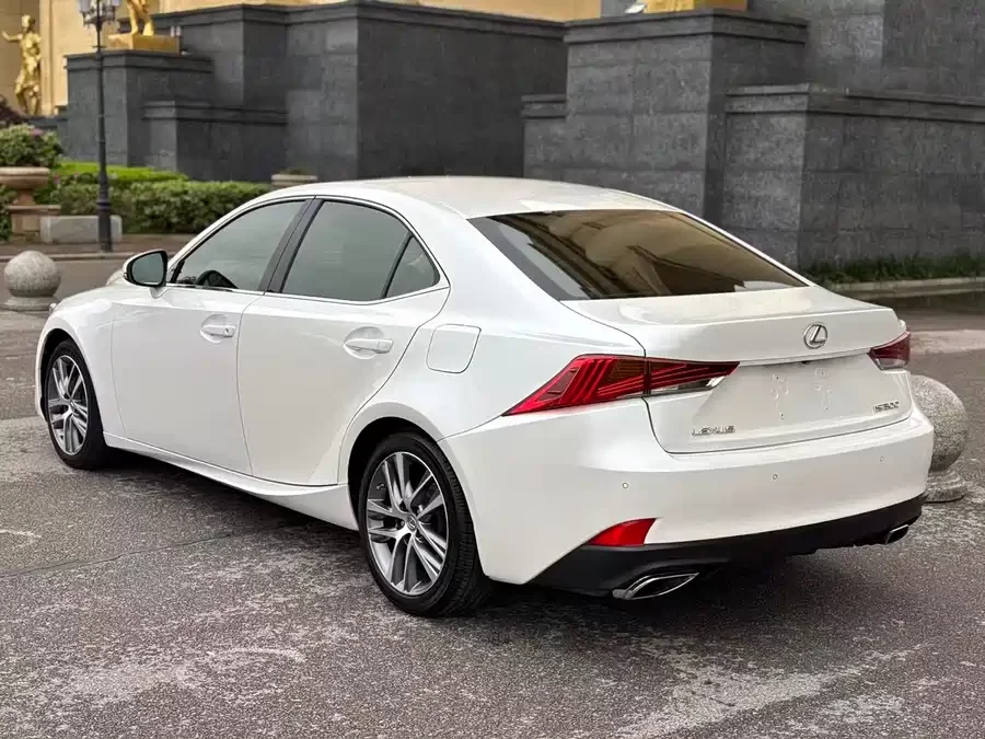 Lexus IS