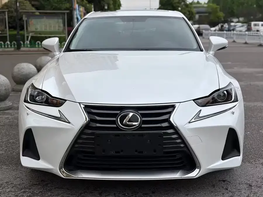 Lexus IS