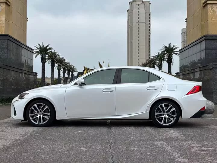 Lexus IS