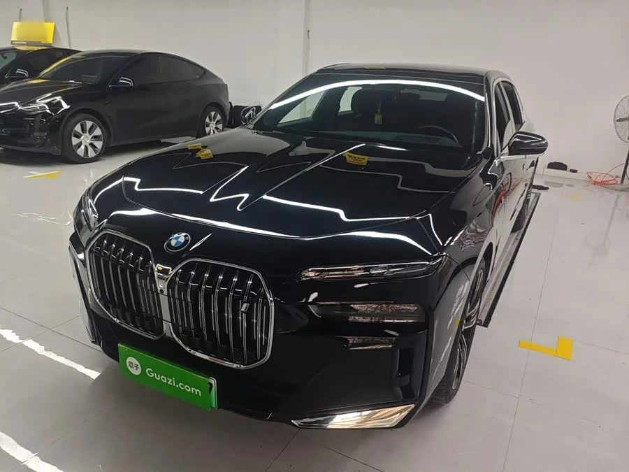 BMW i7