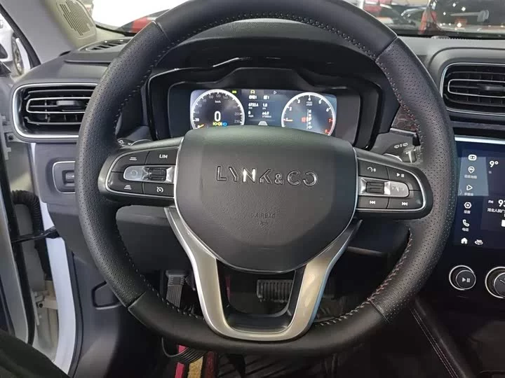 Lynk & Co 02