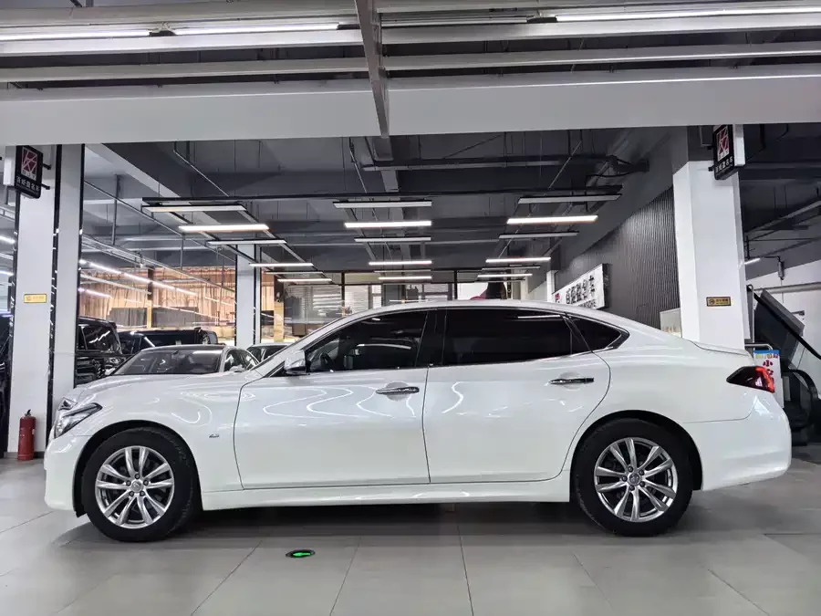 Infiniti Q70