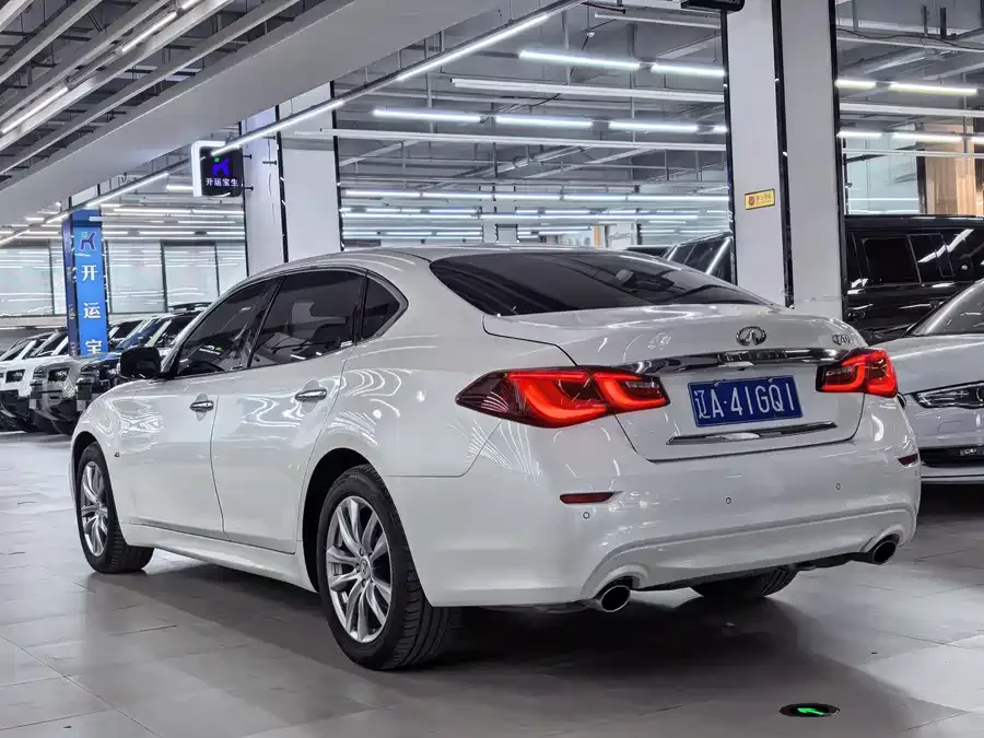 Infiniti Q70
