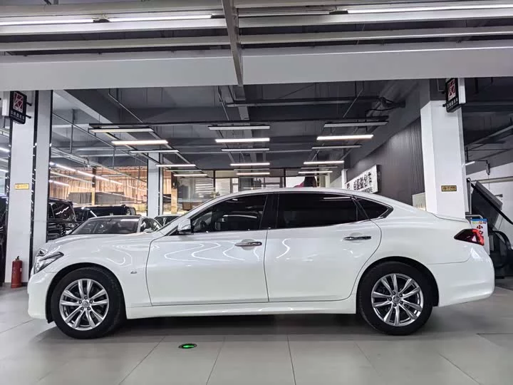 Infiniti Q70