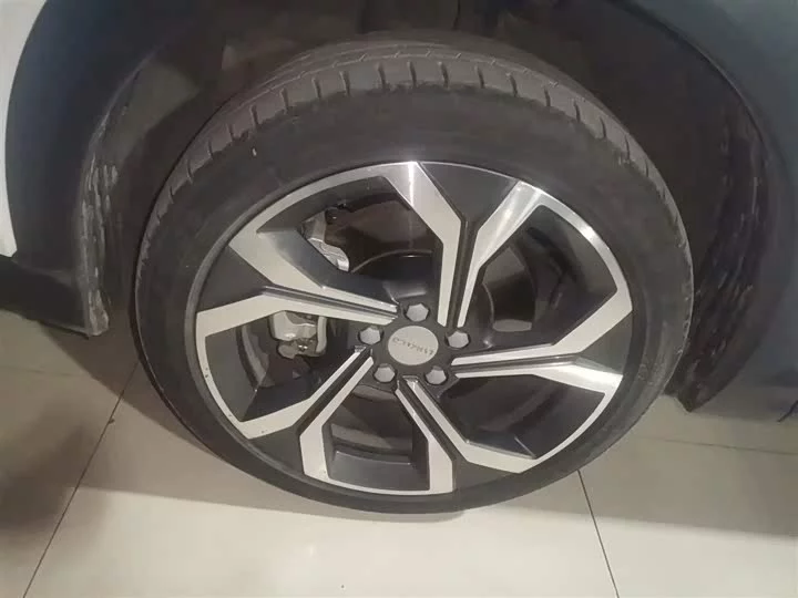 Lynk & Co 06