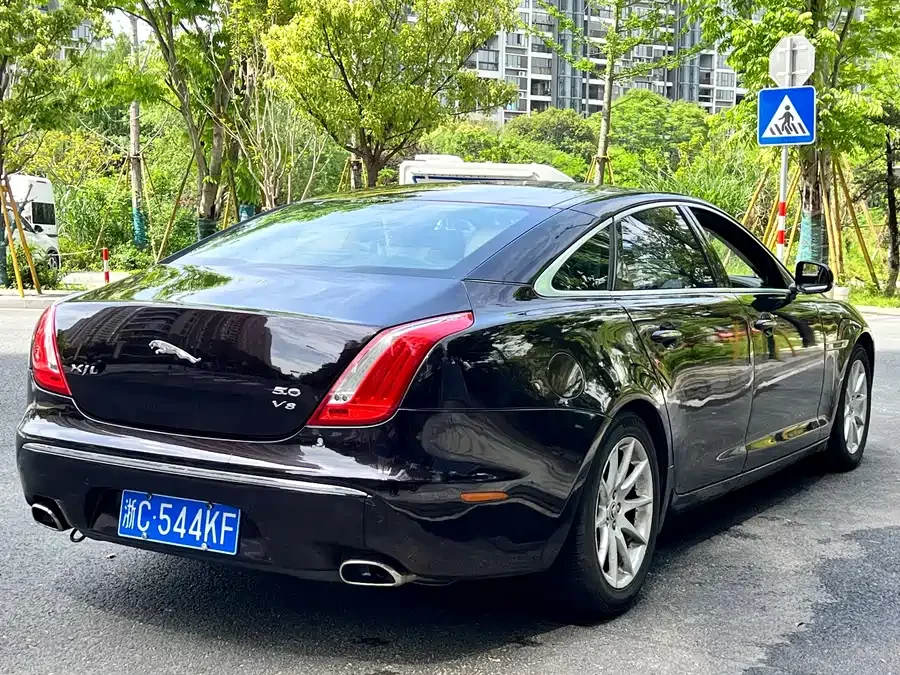 Jaguar XJ