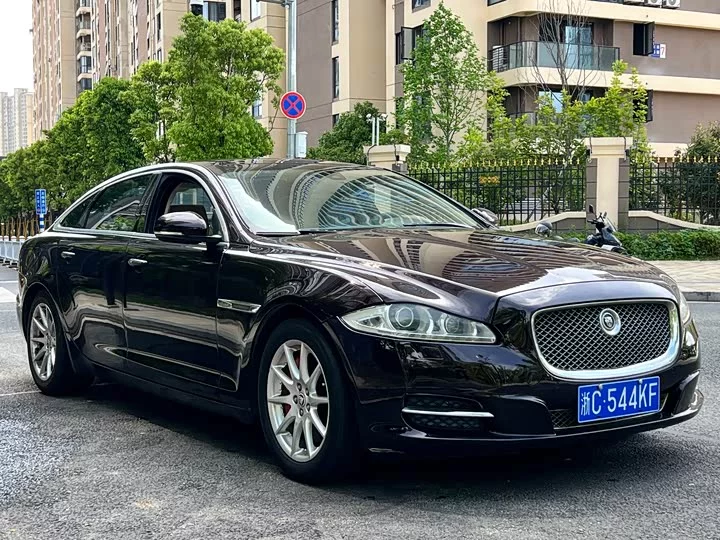 Jaguar XJ