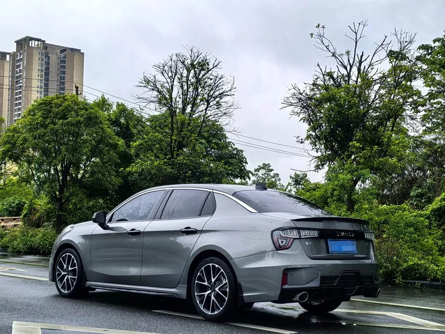 Lynk & Co 03