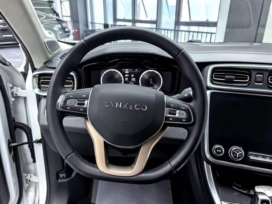 Lynk & Co 01