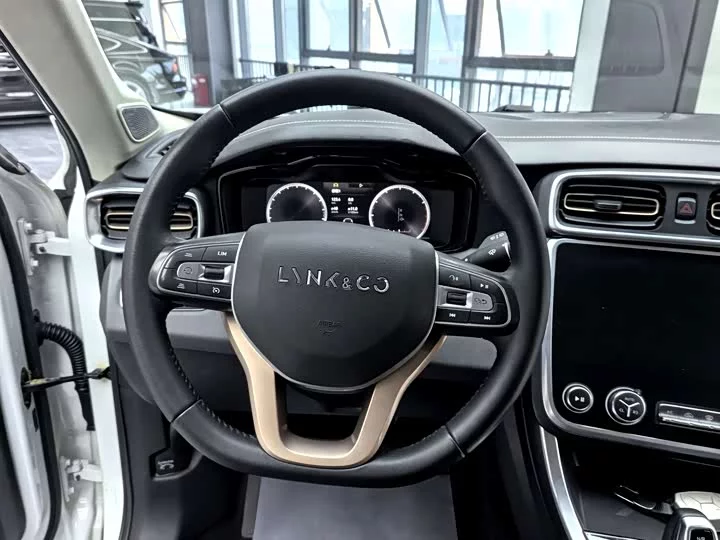 Lynk & Co 01