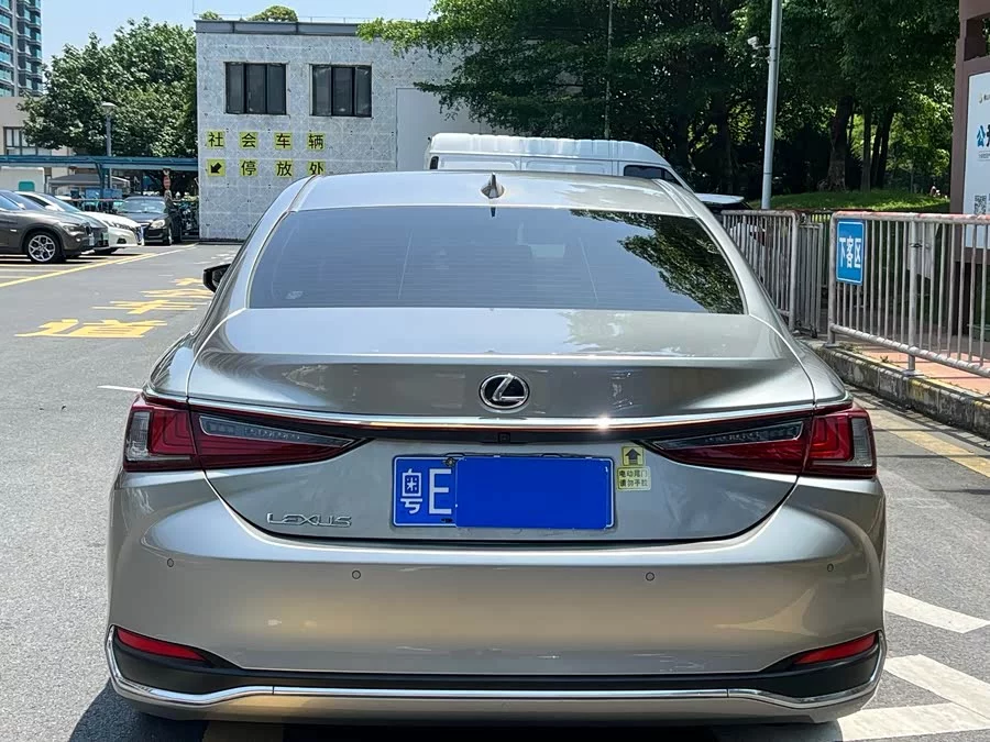 Lexus ES