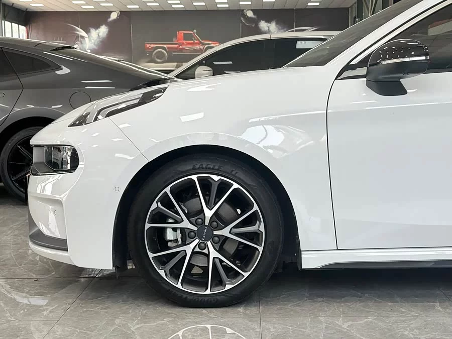 Lynk & Co 03