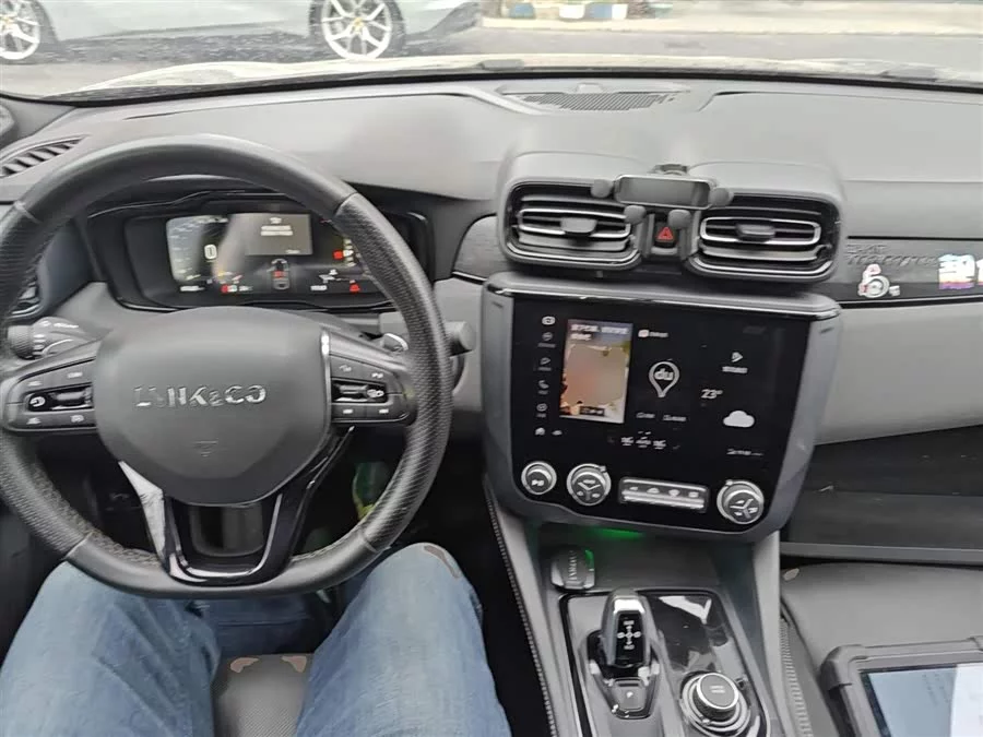 Lynk & Co 03