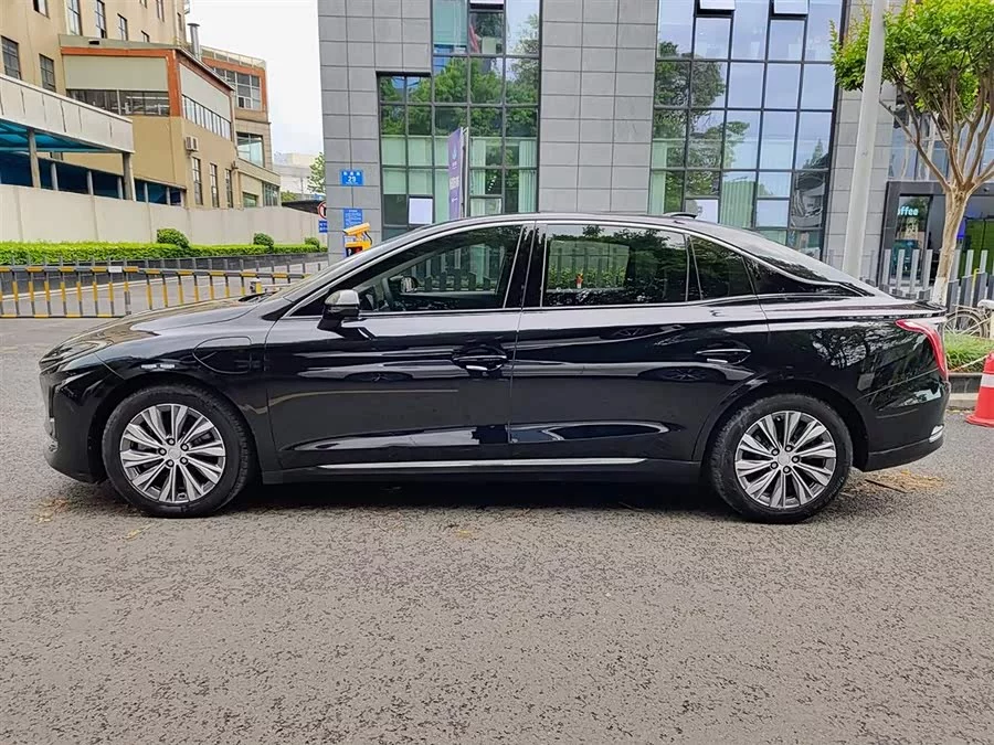 Hongqi E-QM5