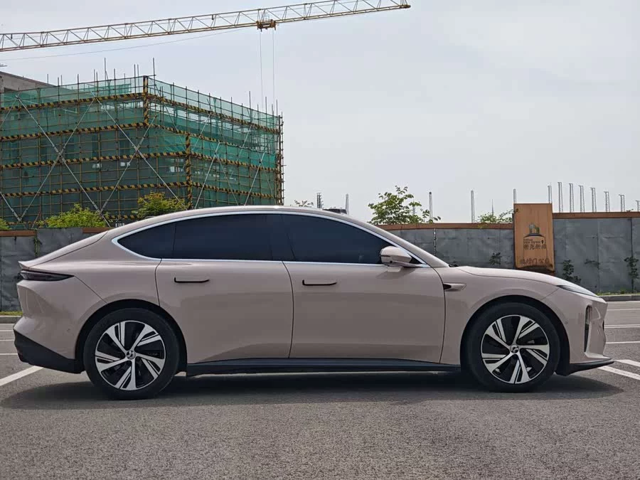 NIO ET5