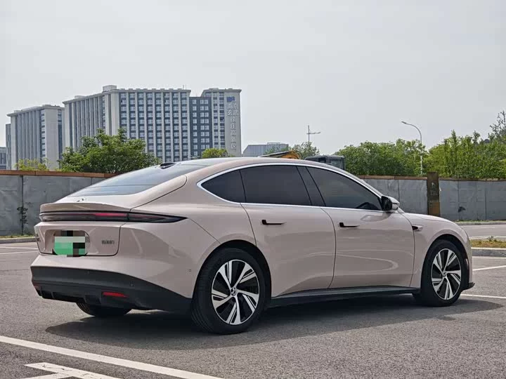 NIO ET5