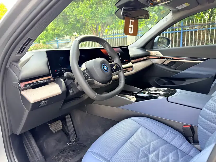 BMW i5