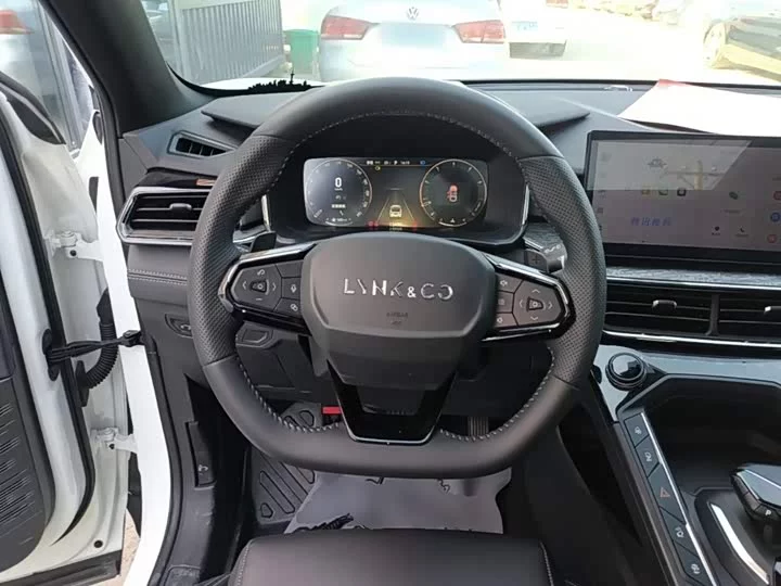 Lynk & Co 06