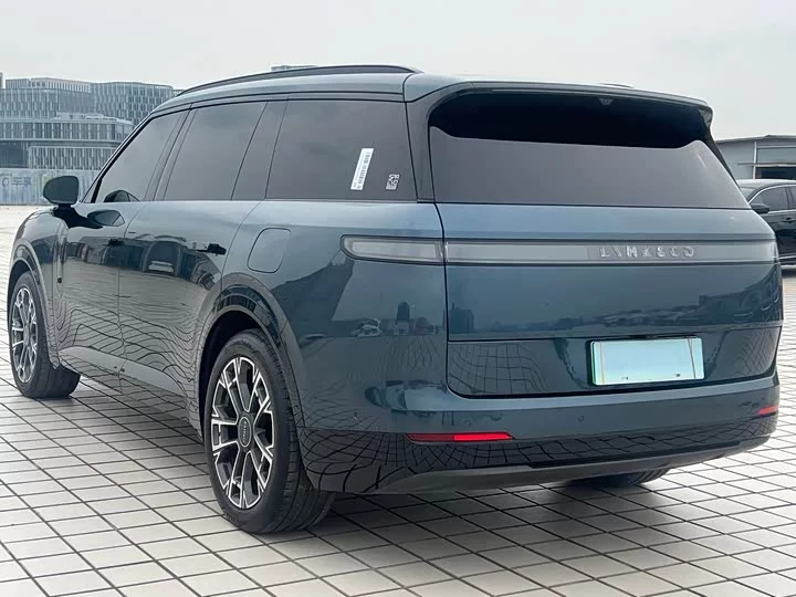 Lynk & Co 900