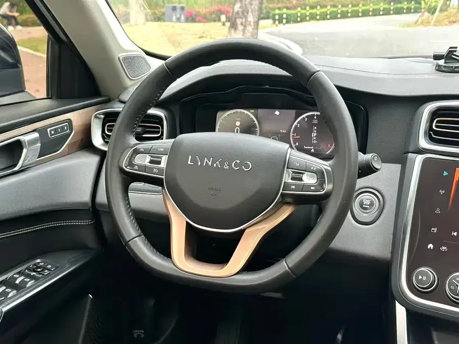 Lynk & Co 01