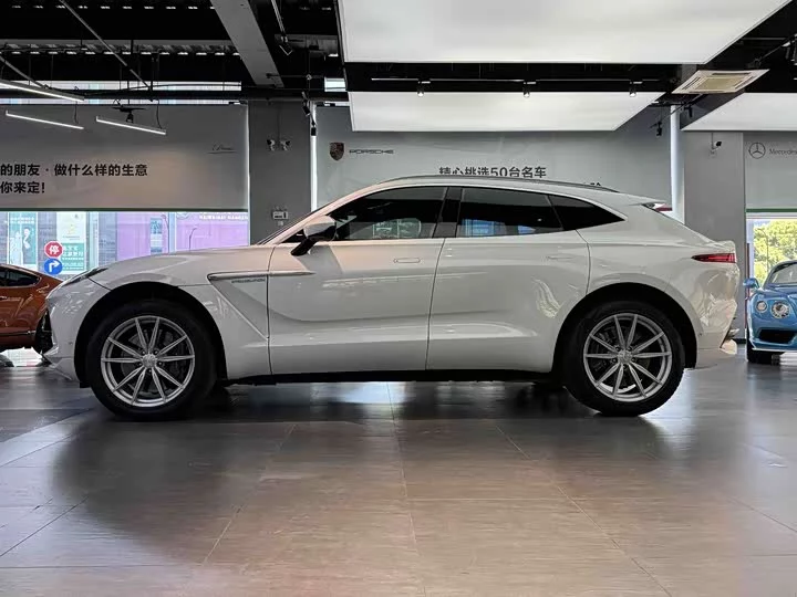 Aston Martin DBX