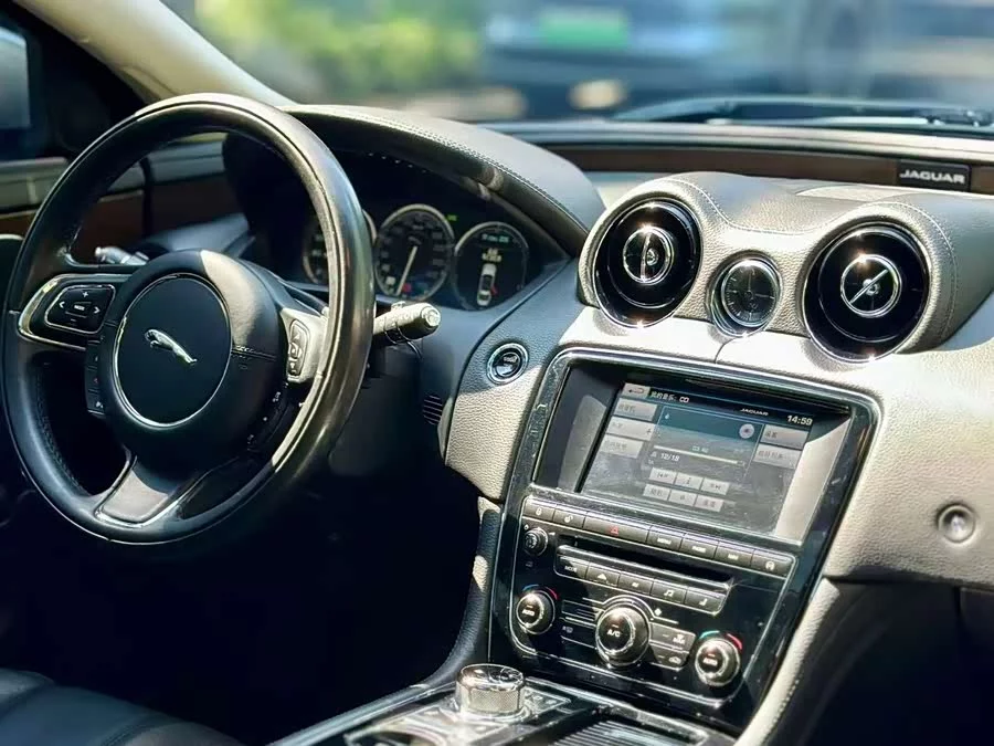 Jaguar XJ