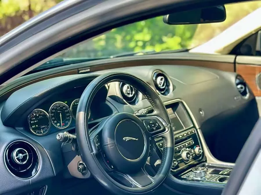 Jaguar XJ