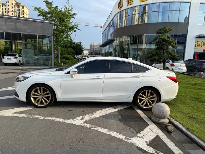 Hongqi H5