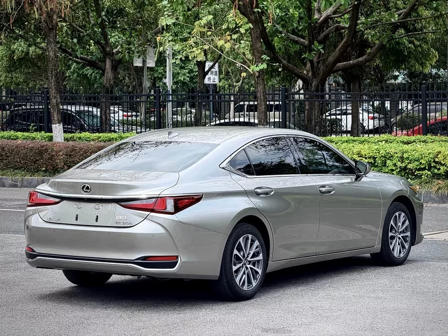 Lexus ES
