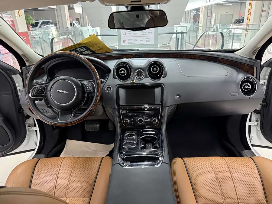 Jaguar XJ