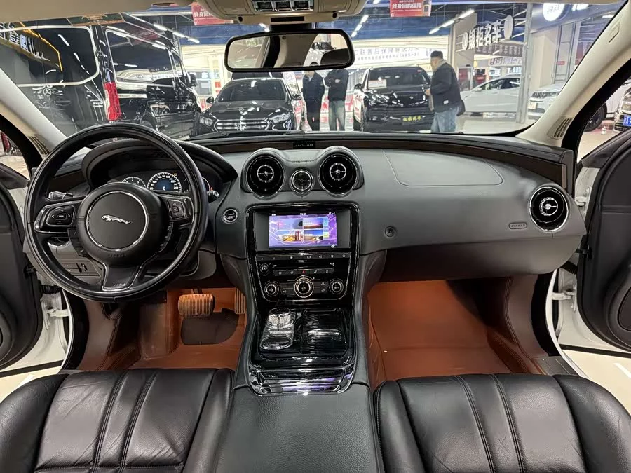 Jaguar XJ