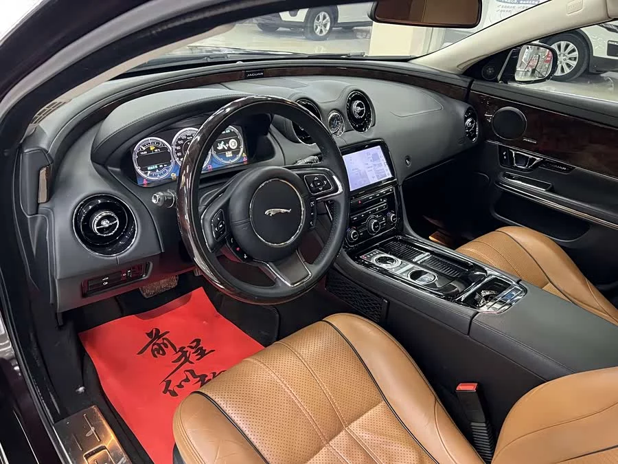 Jaguar XJ