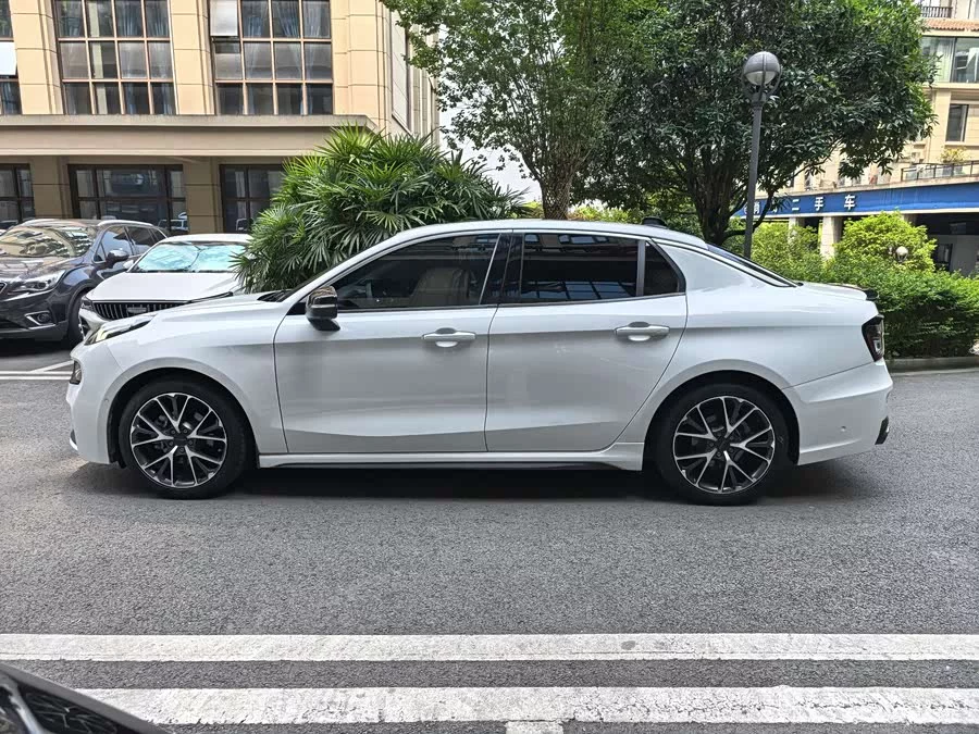 Lynk & Co 03
