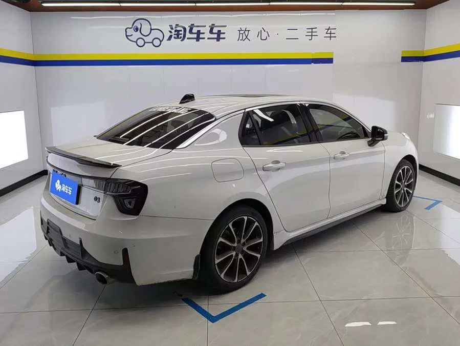 Lynk & Co 03