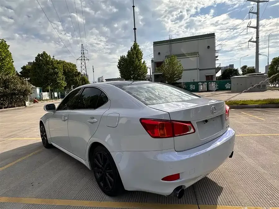 Lexus IS