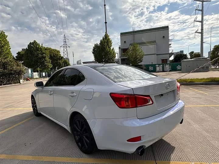 Lexus IS