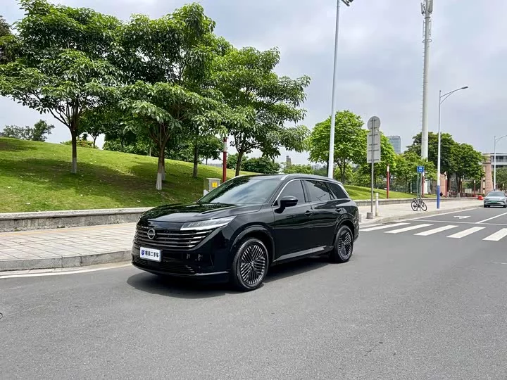 Nissan Explore the land