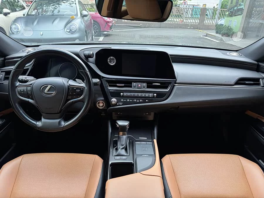 Lexus ES