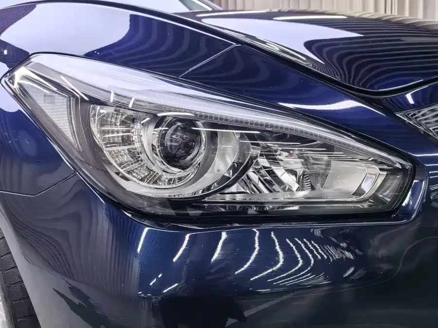 Infiniti Q70