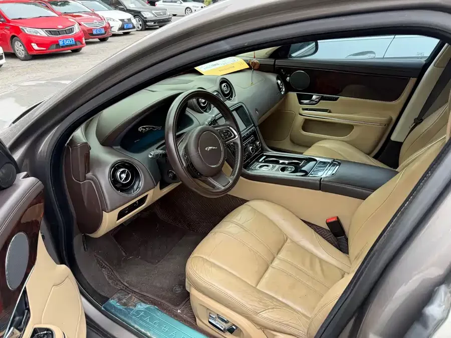 Jaguar XJ