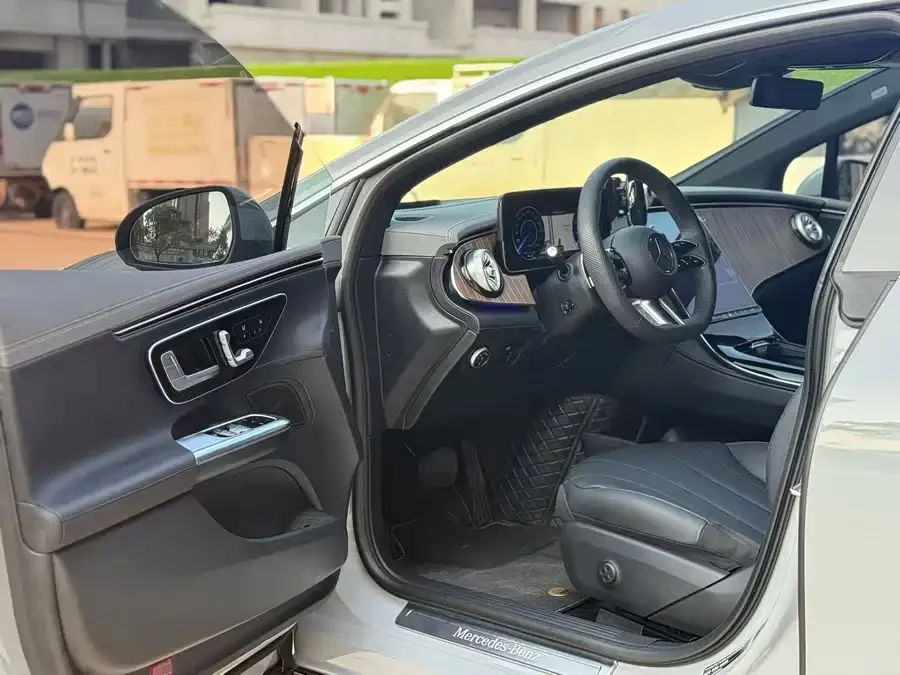 Mercedes Benz EQE