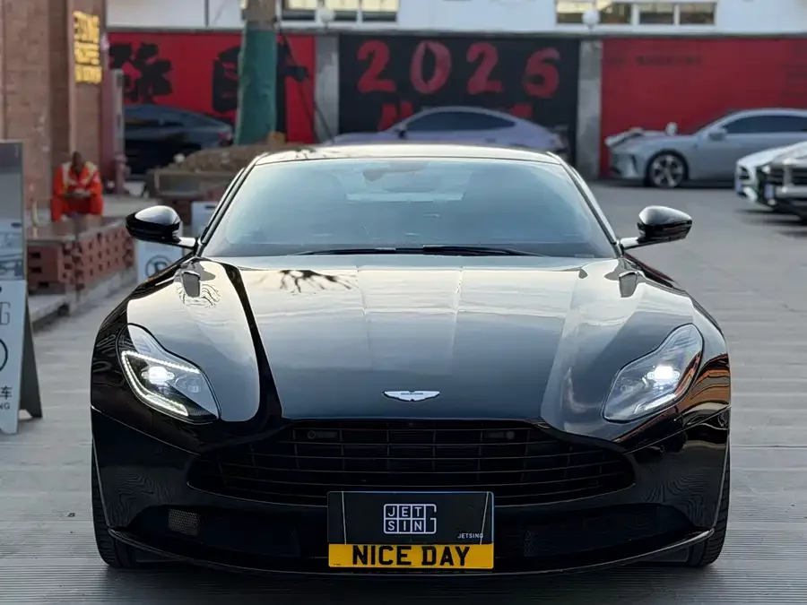 Aston Martin DB11
