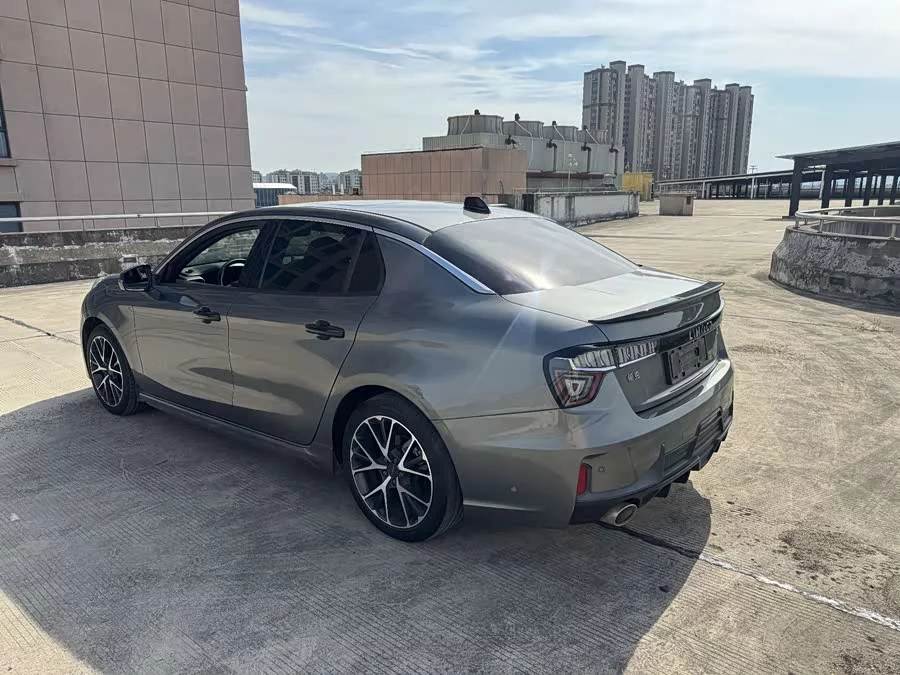 Lynk & Co 03